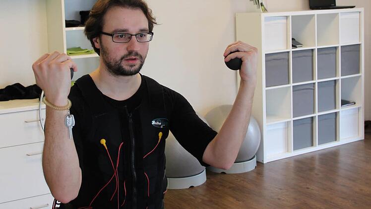Verkabelt und unter Strom: Redakteur Benedikt Borst beim EMS-Training Foto: Christoph Schmitt