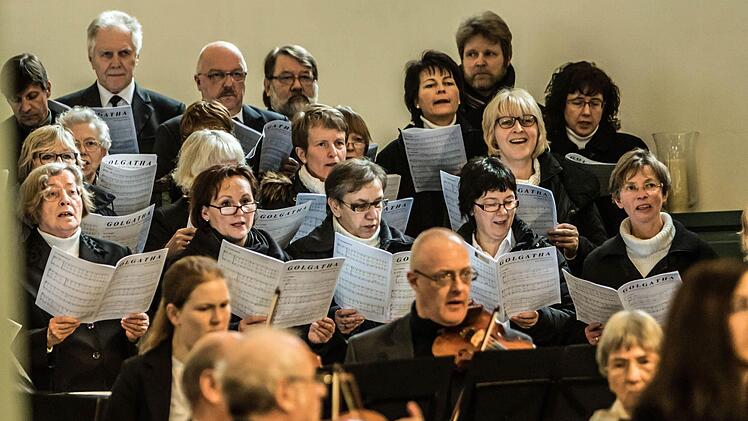 Die Sängervereinigung Bad Rodach, der Stadtkantorei und das Collegium musicum Hildburghausen führten gemeinsam das Oratorium "Golgatha" in der Johanniskirche der Kurstadt auf. Foto: Jochen Berger