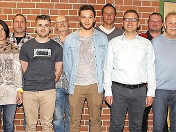Der neue Vorstand des Hochstadter Fu&szlig;ballclubs mit den Vorsitzenden Marcel Kellner (Mitte), Jorgo Benos (4. v. r.) und Benjamin Mayer (4. v. l.). Zweiter B&uuml;rgermeister Max Zeulner (l.) w&uuml;nschte der jungen Vorstandschaft eine gl&uuml;ckliche Hand.  Foto: Werner Hauber