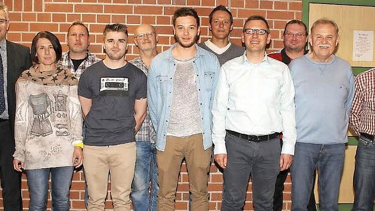 Der neue Vorstand des Hochstadter Fu&szlig;ballclubs mit den Vorsitzenden Marcel Kellner (Mitte), Jorgo Benos (4. v. r.) und Benjamin Mayer (4. v. l.). Zweiter B&uuml;rgermeister Max Zeulner (l.) w&uuml;nschte der jungen Vorstandschaft eine gl&uuml;ckliche Hand.  Foto: Werner Hauber