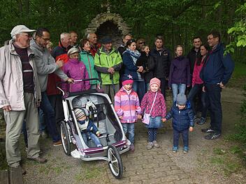 Die Grotte oberhalb von Poppenhausen hatte Ludwig Sauer (rechts) für die Wandergruppe als Rast- und Wendepunkt ausgewählt.  Foto: Stefan Geiger