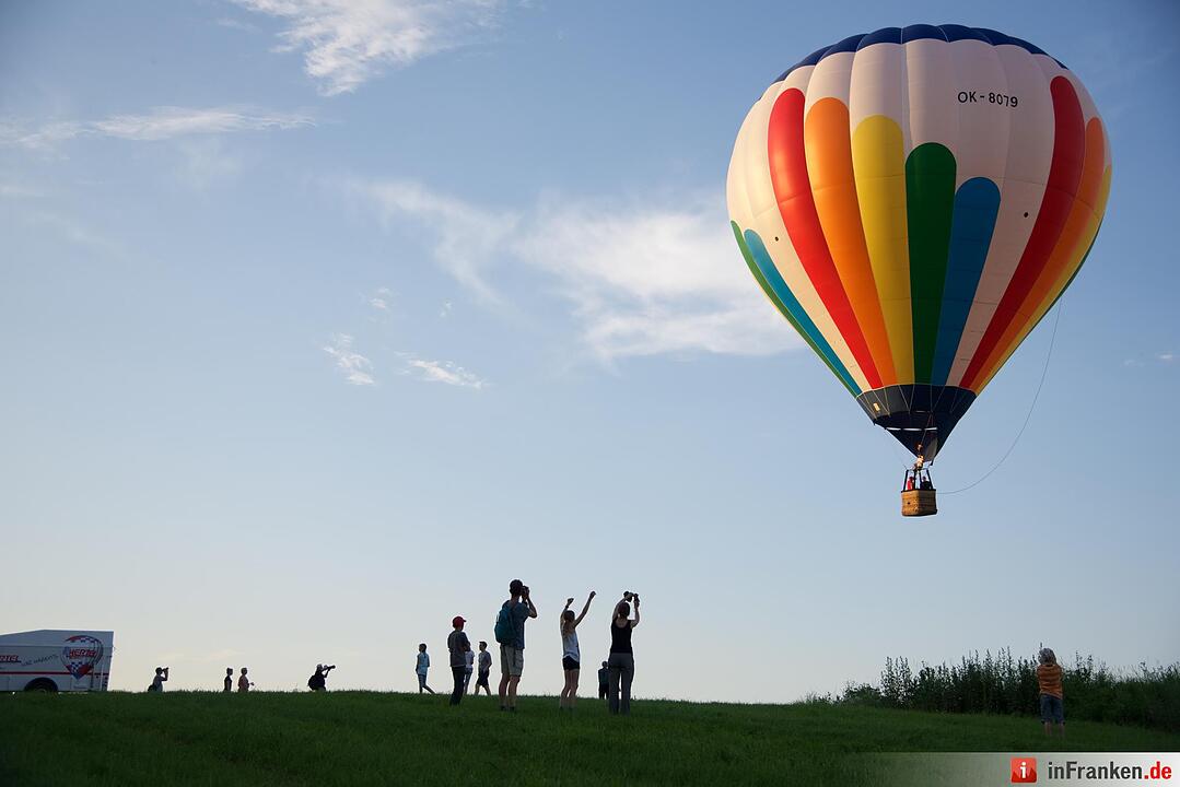 Jubiläumsausgabe: Zum 20. Mal hat die Raiffeisenbank Seebachgrund zu ihrem Ballonmeeting nach Hannberg eingeladen. Mehr als 2000 Menschen waren gekommen.