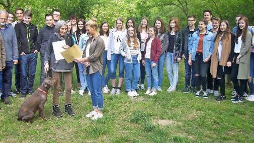 Spenden&uuml;bergabe an das Tierheim in Kiskunhalas. Die Kronacher Sch&uuml;lergruppe wurde unter anderem von Studiendirektor Peter Wutz begleitet. Foto: privat