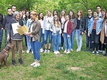 Spendenübergabe an das Tierheim in Kiskunhalas. Die Kronacher Schülergruppe wurde unter anderem von Studiendirektor Peter Wutz begleitet. Foto: privat