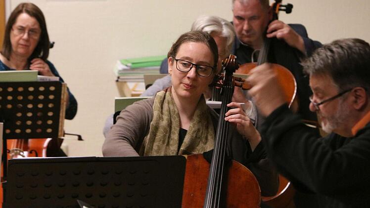 Das Orchester der Gesellschaft der Musikfreunde Neustadt probt für sein Sinfoniekonzert, das am 1. April in der Mehrzweckhalle stattfindet.Foto: Jochen Berger
