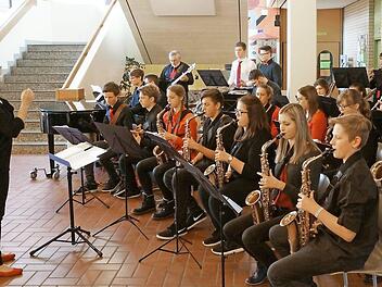 Die Big Band des Frankenwald-Gymnasiums unter der Leitung von Stefanie B&auml;r ist schon l&auml;ngst nicht mehr aus dem musikalischen Leben der Schule wegzudenken. Von der Klasse des Orchesters kann man sich am 1. April in Neufang &uuml;berzeugen. Foto: mts