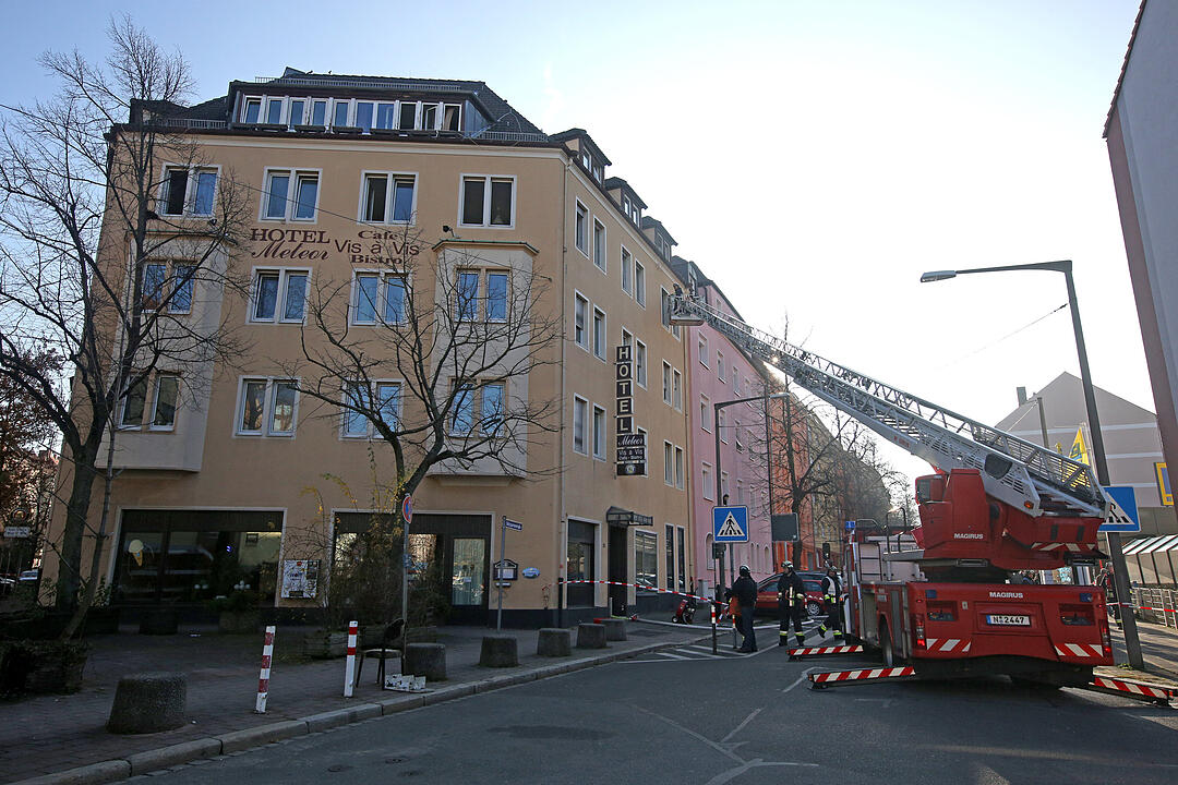 Wohnungsbrand in Nürnberg: Feuerwehr rettet Bewohner mit Drehleiter