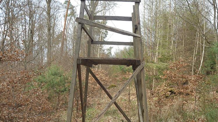 Ein Hochsitz des Anstoßes, aufgenommen im April. Foto: Siegfried Farkas