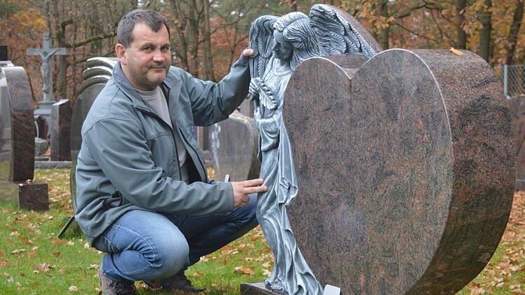 "Einen Stein muss man auch fühlen." Stefan Zenk entwickelt individuelle Grabmäler immer gemeinsam mit den Hinterblieben. In persönlichen Gesprächen findet er heraus, wie der beste Ort zum Trauern aussehen könnte. Foto: Ronald Heck