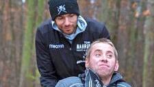 Triathlon-Weltmeister Chris Dels und Christian Undiener machen sich warm für den "machMIT-Lauf" am 8. Dezember.  Foto: groart.de