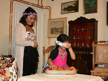 Auch M&auml;rchenexpertin Priya fand den roten Apfel. Links Schlossherrin Girle Pfisterer.Maria L&ouml;ffler