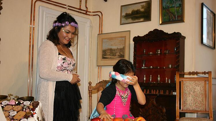 Auch M&auml;rchenexpertin Priya fand den roten Apfel. Links Schlossherrin Girle Pfisterer.Maria L&ouml;ffler