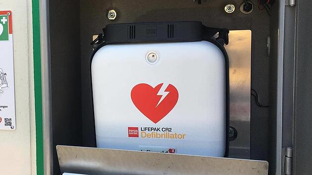 Direkt am Feuerwehrhaus steht der Defibrillator von Oerlenbach.