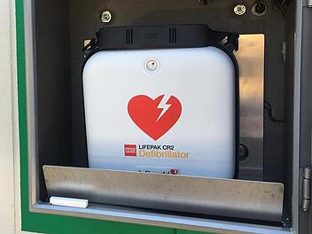 Direkt am Feuerwehrhaus steht der Defibrillator von Oerlenbach.