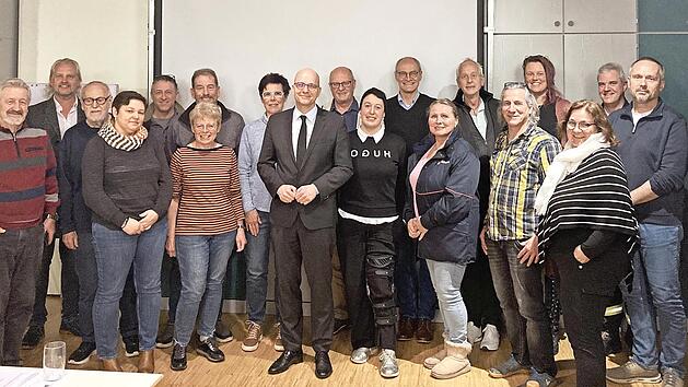 Ein erstes Treffen f&uuml;r die Vereinstage fand im Feuerwehrhaus Bad Kissingen statt. Das BIld zeigt die Vereinsvertreter mit Oberb&uuml;rgermeister Dirk Vogel (Mitte mit Krawatte).