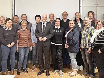 Ein erstes Treffen für die Vereinstage fand im Feuerwehrhaus Bad Kissingen statt. Das BIld zeigt die Vereinsvertreter mit Oberbürgermeister Dirk Vogel (Mitte mit Krawatte).