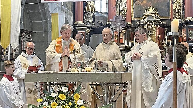Mit geistlichen Weggefährten feierte Veit Dennert (M.) sein Priesterjubiläum in der Pfarrkirche in Neunkirchen.