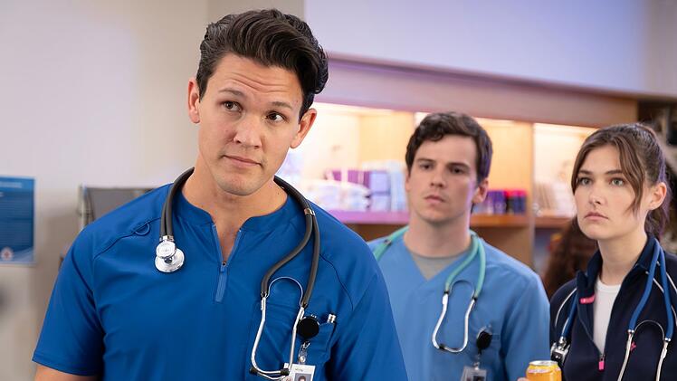 Die neue Generation Arzt-Azubis (David Gridley, Jacob Dudman, Ava Bunn) sieht die Dinge mitunter etwas anders als die Boomer.