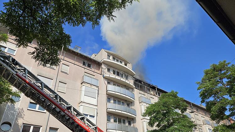 Verletzte bei Wohnungsbrand in f&uuml;nftem Stock in F&uuml;rth