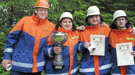 Sie sorgten dafür, dass der Wanderpokal in Seßlach bleibt: Florian Maier, Kevin Münch, Julian Bartsch und Fabian Obermüller (von links) vom siegreichen Team Seßlach/Hattersdorf.