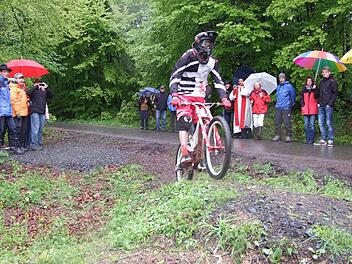 Thorsten Riecke demonstriert, wie die Ideallinie zum Einstieg in den Flowtrail gefahren wird.Foto: Marion Eckert