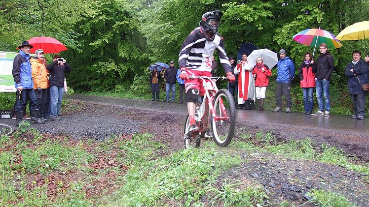 Thorsten Riecke demonstriert, wie die Ideallinie zum Einstieg in den Flowtrail gefahren wird.Foto: Marion Eckert