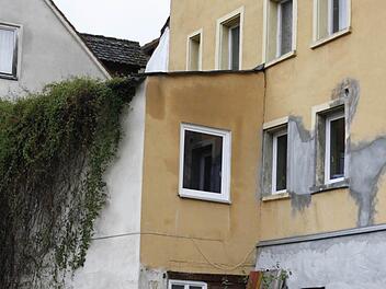 Die Rückseite des Anbaues. Hier klar zu erkennen, wo schon notdürftig repariert wurde. Oben beim Dach spitzt eine weiße Folie hervor. Sie soll die Wand vor Regenwasser schützen... Fotos: Löwisch
