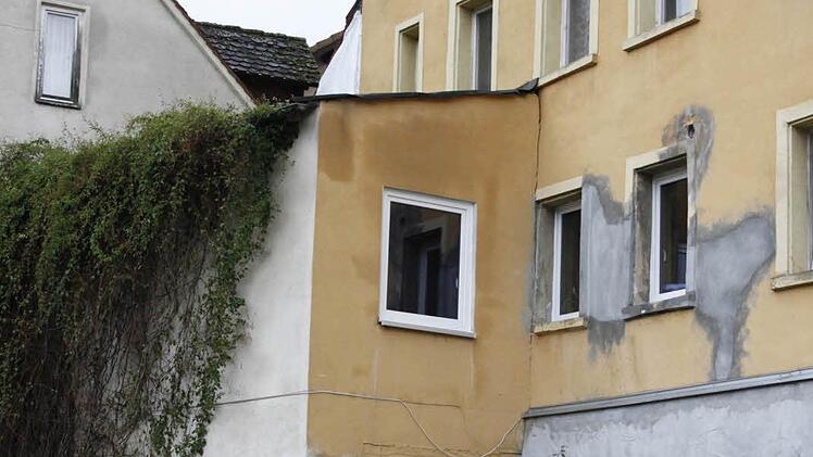 Die Rückseite des Anbaues. Hier klar zu erkennen, wo schon notdürftig repariert wurde. Oben beim Dach spitzt eine weiße Folie hervor. Sie soll die Wand vor Regenwasser schützen... Fotos: Löwisch