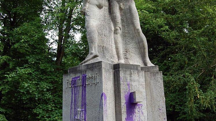 Das beschmierte Ehrenmal im Hofgarten. Foto: Oliver Schmidt