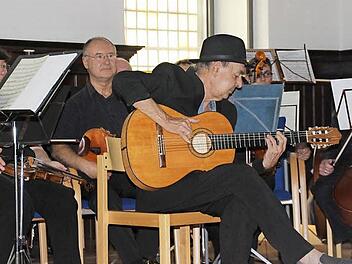 Mitglieder der Chor- und Orchestergesellschaft "Cäcilia" (hinten) und "Special Guest" Chris Karrer (mit Gitarre) Foto: Carina Kuhnlein