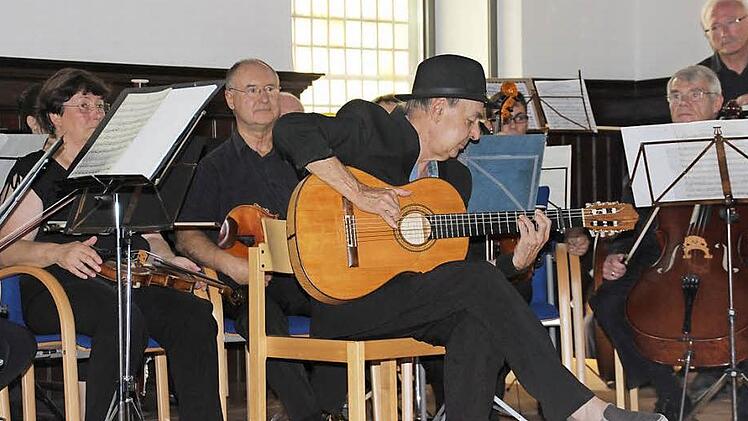 Mitglieder der Chor- und Orchestergesellschaft "Cäcilia" (hinten) und "Special Guest" Chris Karrer (mit Gitarre) Foto: Carina Kuhnlein