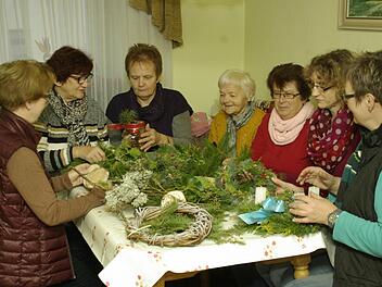 Fleißige Hände basteln für einen guten Zweck bis in die tiefe Nacht: Waltraud Stöth, Luzia Wolf, Maria Zier, Sophie Gerstenlauer, Renate Gessner, Ellen Bischof und Christel Schneider (von links) stellen adventlichen Schmuck her. Der Erlös aus dem Verkauf wird für einen gemeinnützigen Zweck gespendet.  Foto: Winfried Ehling