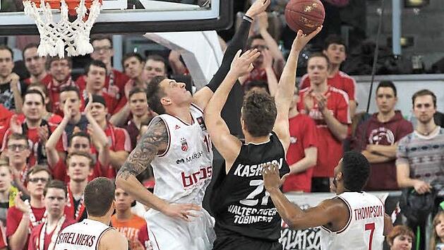 Daniel Theis, der am Samstag 23 Jahre alt wurde, blockt den T&uuml;binger Center Anatoly Kashirov. Fotos: sportpress