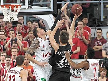 Daniel Theis, der am Samstag 23 Jahre alt wurde, blockt den Tübinger Center Anatoly Kashirov. Fotos: sportpress