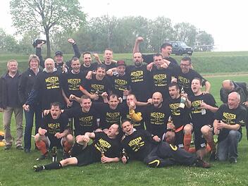 So wird gefeiert: die Spieler, Betreuer-Riege und Funktionäre des TSV Wollbach freuen sich über Titel samt Aufstieg. Foto: Steffen Schmitt