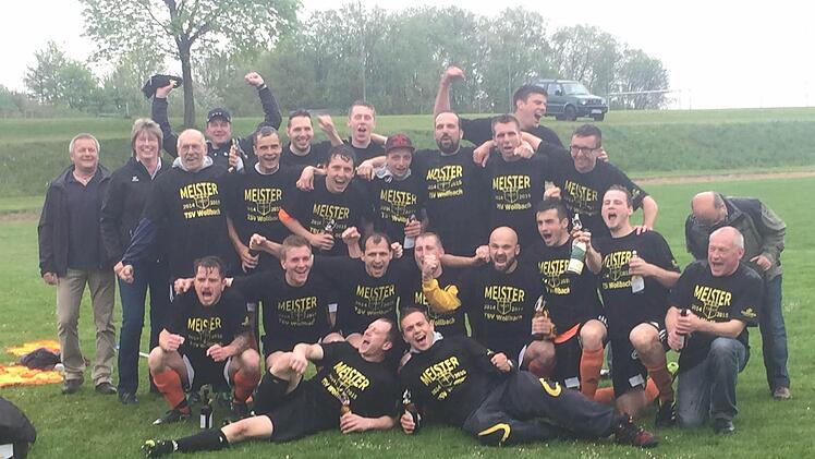 So wird gefeiert: die Spieler, Betreuer-Riege und Funktionäre des TSV Wollbach freuen sich über Titel samt Aufstieg. Foto: Steffen Schmitt