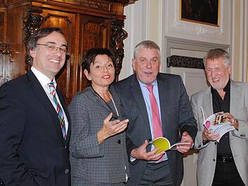 Muchtar Al Ghusain, Christine Fuchs, Norbert Tessmer und Dieter Rossmeissl präsentieren die neuen Broschüren.  Foto: Carolin Herrmnann