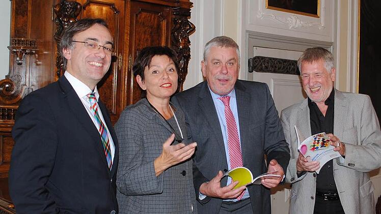 Muchtar Al Ghusain, Christine Fuchs, Norbert Tessmer und Dieter Rossmeissl präsentieren die neuen Broschüren.  Foto: Carolin Herrmnann