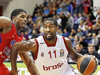 Brose-Topwerfer Brad Wanamaker gibt Gas und zieht an Kyle Hines vorbei. "Karl-Heinz" trumpfte unter dem Korb auf und war mit neun Punkten und zwei Blocks einer der Sieggaranten für ZSKA.  Foto: dpa