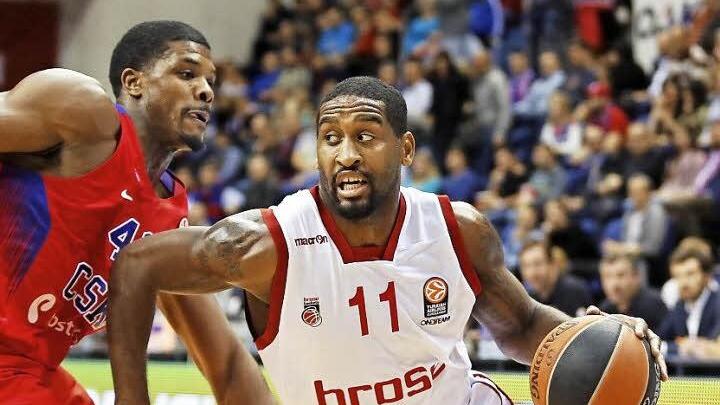 Brose-Topwerfer Brad Wanamaker gibt Gas und zieht an Kyle Hines vorbei. "Karl-Heinz" trumpfte unter dem Korb auf und war mit neun Punkten und zwei Blocks einer der Sieggaranten für ZSKA.  Foto: dpa