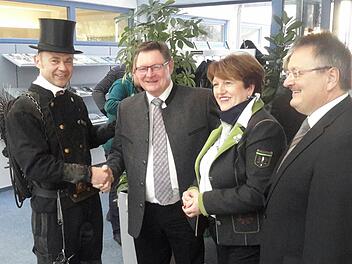 Glücksbringer spielte beim Neujahrsempfang in der Georgi-Kurhalle Bezirksschornsteinfeger Ralf Rüttiger (links). Es freuten sich (von rechts) CSU-Ortsverbandsvorsitzender Dieter Seban, Bürgermeisterin Brigitte Meyerdierks sowie Staatssekretär Gerhard Eck. Foto: Rolf Pralle