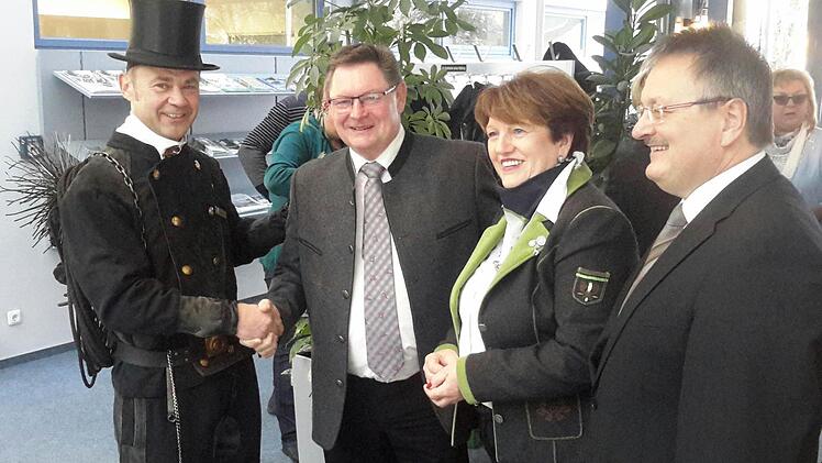 Glücksbringer spielte beim Neujahrsempfang in der Georgi-Kurhalle Bezirksschornsteinfeger Ralf Rüttiger (links). Es freuten sich (von rechts) CSU-Ortsverbandsvorsitzender Dieter Seban, Bürgermeisterin Brigitte Meyerdierks sowie Staatssekretär Gerhard Eck. Foto: Rolf Pralle