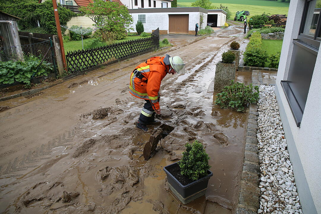Schwerer Platzregen Überschwemmt ganze Straße