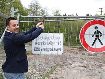 Daniel Kleinheinz von der Gemeindeverwaltung öffnet den Zugang zum Gelände des ehemaligen Pumpwerks. Ulrike Müller