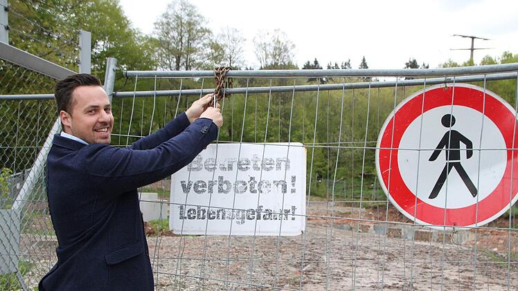 Daniel Kleinheinz von der Gemeindeverwaltung öffnet den Zugang zum Gelände des ehemaligen Pumpwerks. Ulrike Müller