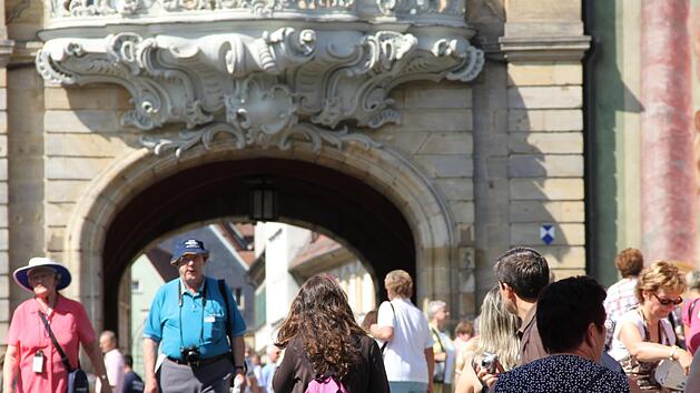 Ist die Obere Brücke mit Touristen überfüllt? Da geht die Meinung von Bambergern und Shanghaiern wohl auseinander. "Over-Tourismus" ist vor allem eine Frage der Wahrnehmung, kam bei einem Gespräch an der Universität Bamberg heraus.  Foto: Gerhard Beck/Archiv