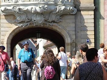 Ist die Obere Brücke mit Touristen überfüllt? Da geht die Meinung von Bambergern und Shanghaiern wohl auseinander. "Over-Tourismus" ist vor allem eine Frage der Wahrnehmung, kam bei einem Gespräch an der Universität Bamberg heraus.  Foto: Gerhard Beck/Archiv