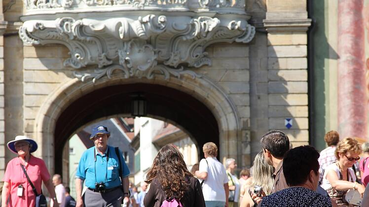 Ist die Obere Brücke mit Touristen überfüllt? Da geht die Meinung von Bambergern und Shanghaiern wohl auseinander. "Over-Tourismus" ist vor allem eine Frage der Wahrnehmung, kam bei einem Gespräch an der Universität Bamberg heraus.  Foto: Gerhard Beck/Archiv