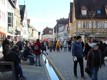 Beim verkaufsoffenen Sonntag sind am gestrigen Sonntag viele Besucher über den Jahrmarkt rund um den Paradeplatz und durch die Forchheimer Innenstadt gebummelt. Fotos: Franziska Rieger