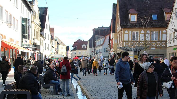 Beim verkaufsoffenen Sonntag sind am gestrigen Sonntag viele Besucher über den Jahrmarkt rund um den Paradeplatz und durch die Forchheimer Innenstadt gebummelt. Fotos: Franziska Rieger